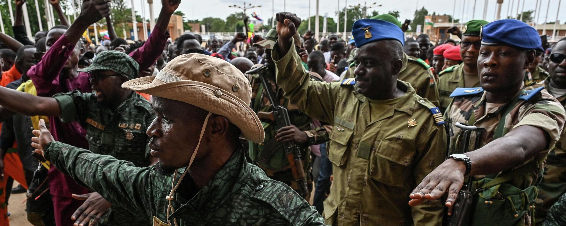 Những người lính Niger trong một cuộc biểu tình đảo chính quân sự tại sân vận động ở Niamey - Sputnik Việt Nam, 1920, 07.08.2023