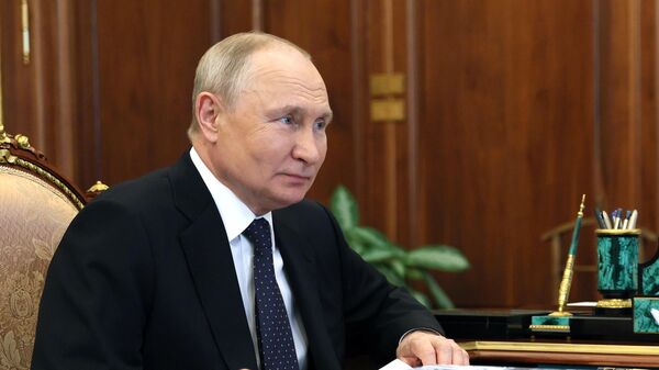 Tổng thống Nga Vladimir Putin tại cuộc gặp với người đứng đầu Tập đoàn Rosteс Sergei Chemezov - Sputnik Việt Nam