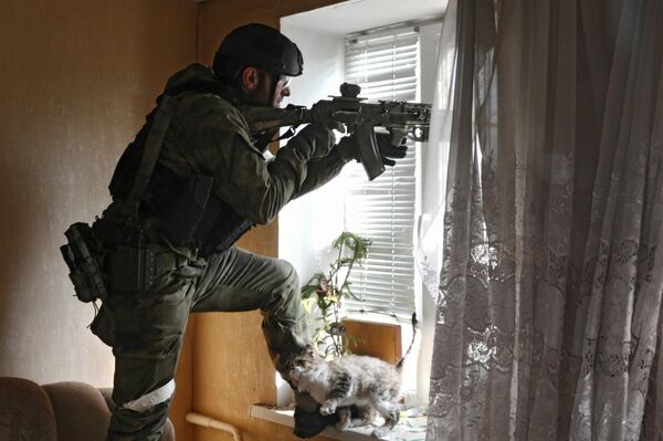 Chiến sĩ Trung đoàn cảnh sát đặc biệt mang tên Anh hùng Nga A. A. Kadyrov thuộc Bộ Nội vụ Cộng hòa Chechnya trong quá trình dọn dẹp khu dân cư ở quận Tả Ngạn của Mariupol. - Sputnik Việt Nam