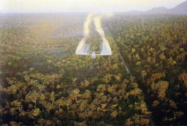 Máy bay Fairchild C-123 phun thuốc rụng lá tại Miền Nam Việt Nam. - Sputnik Việt Nam