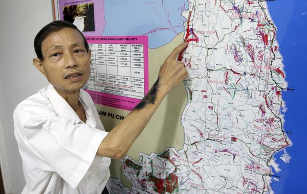 Người đàn ông chỉ trên bản đồ nơi chất độc màu da cam rải ra ở Việt Nam. - Sputnik Việt Nam