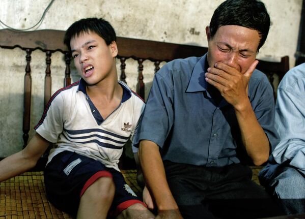 Người cha của nạn nhân chất độc da cam ở Việt Nam khóc trong ngôi nhà của mình. - Sputnik Việt Nam
