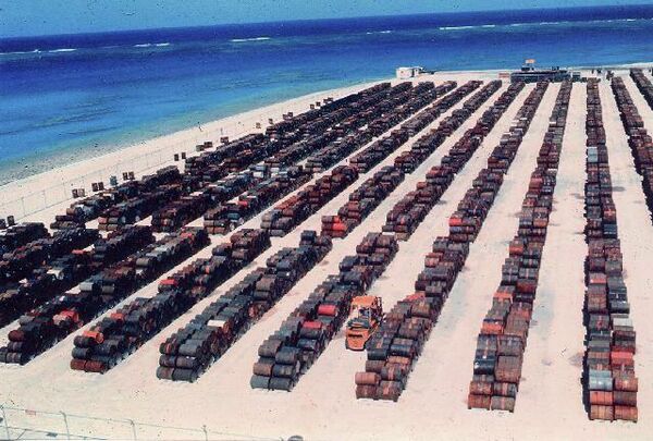 Những thùng chất độc màu da cam chảy rỉ trên đảo san hô Johnston ở Hoa Kỳ. - Sputnik Việt Nam