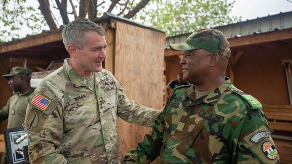 Trung tướng Lục quân Hoa Kỳ Jonathan Braga gặp Thiếu tướng Moussa Barmu, Tư lệnh Lực lượng Tác chiến Đặc biệt Niger - Sputnik Việt Nam