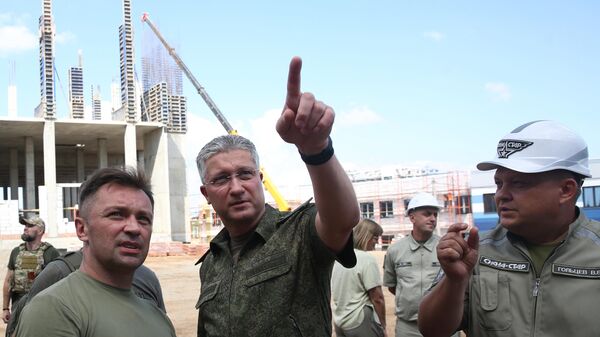 Quyền lãnh đạo DNR Denis Pushilin đến khu công trường xây dựng Trường Nakhimov ở Mariupol - Sputnik Việt Nam