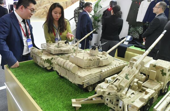 Mô hình khí tài, thiết bị quân sự tại gian hàng của Bộ Quốc phòng Trung Quốc tại triển lãm trong khuôn khổ Diễn đàn Kỹ thuật-Quân sự Quốc tế Army-2023 tại Trung tâm Triển lãm và Hội nghị Patriot - Sputnik Việt Nam