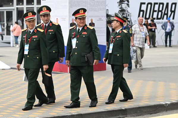 Các sĩ quan của Quân đội Giải phóng Nhân dân Trung Quốc tại Diễn đàn Kỹ thuật-Quân sự Quốc tế &quot;ARMY-2023&quot; tại Trung tâm Triển lãm và Hội nghị Patriot - Sputnik Việt Nam