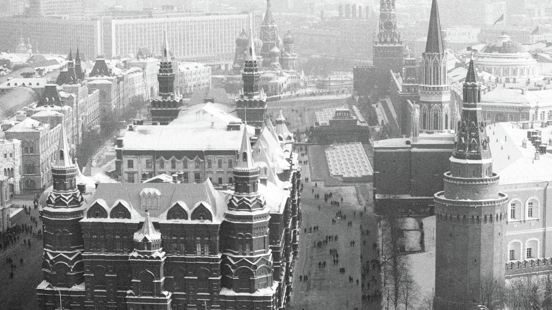 Bảo tàng Lịch sử và Điện Kremlin Moscow, nhìn từ trên xuống. - Sputnik Việt Nam, 1920, 21.08.2023