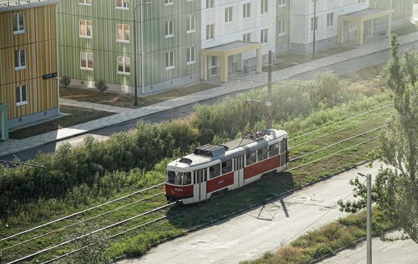 Những ngôi nhà mới và xe điện trên Đại lộ Shevchenko ở Mariupol. - Sputnik Việt Nam