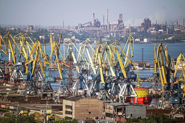 Cảng biển và nhà máy Azovstal ở Mariupol. - Sputnik Việt Nam