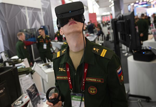 Quân nhân Nga đeo kính thực tế ảo tại cuộc triển lãm được tổ chức trong khuôn khổ Diễn đàn kỹ thuật quân sự quốc tế Army 2023 tại Trung tâm Triển lãm và Hội nghị Patriot - Sputnik Việt Nam