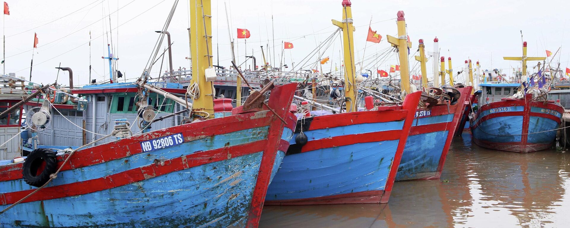 Tàu thuyền neo đậu tại Cảng cá Nam Định để tránh bão. - Sputnik Việt Nam, 1920, 16.08.2023