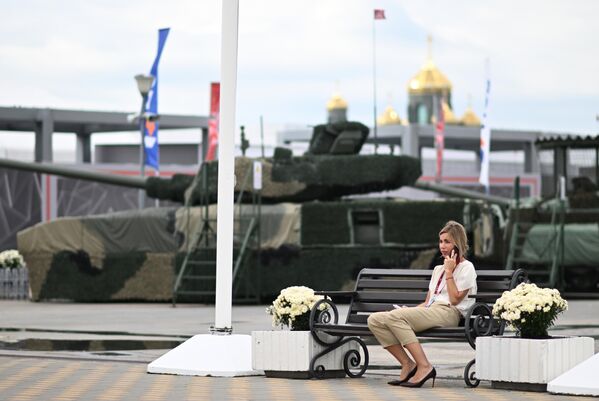 Một khách tham dự Diễn đàn Kỹ thuật-Quân sự Quốc tế ARMY-2023 tại Trung tâm Triển lãm và Hội nghị Patriot. - Sputnik Việt Nam