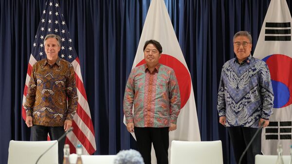 Ngoại trưởng Mỹ Antony Blinken cùng người đồng cấp Nhật Bản Yoshimasa Hayashi và Ngoại trưởng Hàn Quốc Park Jin - Sputnik Việt Nam
