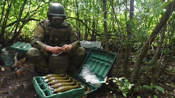 Một người lính Nga chuẩn bị mìn theo hướng Svatovsky - Sputnik Việt Nam