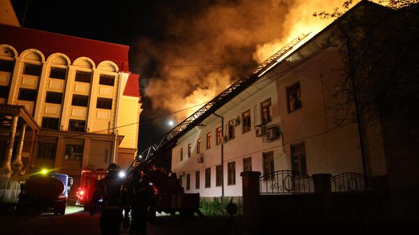Cháy tòa nhà của Đại học Kinh tế Donetsk sau vụ pháo kích của Lực lượng Vũ trang Ukraina - Sputnik Việt Nam
