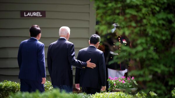 Cuộc gặp giữa Tổng thống Mỹ Joe Biden, Thủ tướng Nhật bản Fumio Kishida và Tổng thống Hàn Quốc Yoon Suk-yeol - Sputnik Việt Nam