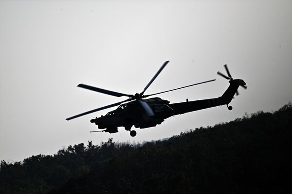 Trực thăng Mi-28 trong chuyến bay đến khu vực chiến dịch đặc biệt - Sputnik Việt Nam