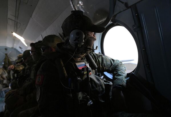 Quân nhân của nhóm tìm kiếm - cứu hộ của Lực lượng Vũ trang Nga trong chuyến bay đến khu vực chiến dịch đặc biệt - Sputnik Việt Nam
