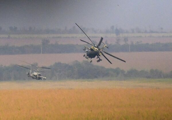Trực thăng Ka-52 và Mi-28 trong chuyến bay đến khu vực chiến dịch đặc biệt - Sputnik Việt Nam