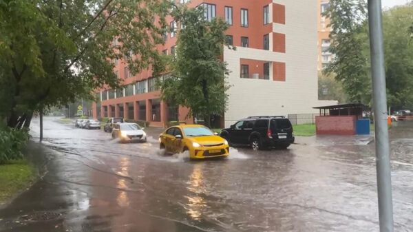 Đường phố Moskva bị ngập do mưa lớn - Sputnik Việt Nam