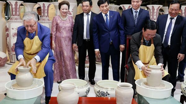 Tổng thống Kazakhstan thăm làng gốm Chu Đậu - Sputnik Việt Nam