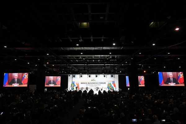 Phát sóng bài phát biểu của Tổng thống Liên bang Nga Vladimir Putin tới những người tham gia diễn đàn doanh nghiệp của hội nghị thượng đỉnh BRICS ở Nam Phi - Sputnik Việt Nam