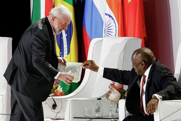 Tổng thống Brazil Lula da Silva và Tổng thống Nam Phi Cyril Ramaphosa tại hội nghị thượng đỉnh BRICS ở Nam Phi - Sputnik Việt Nam