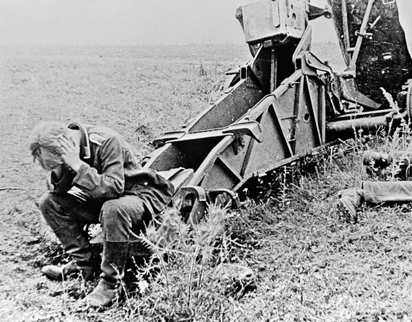 Lính Đức bên khẩu pháo bộ binh 150 mm sIG.33 bị bắn hỏng - Sputnik Việt Nam