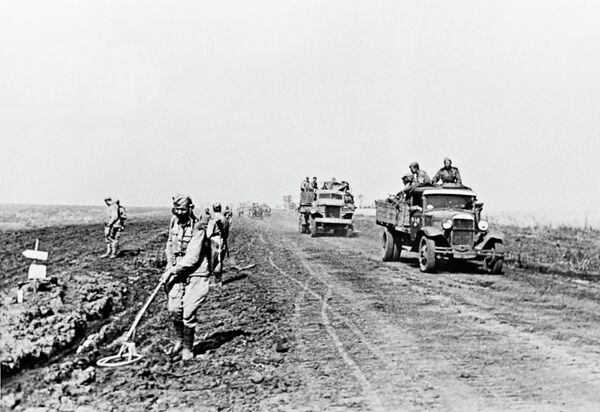 Công việc của công binh Liên Xô sau khi kết thúc chiến dịch ở trận chiến vòng cung Kursk - Sputnik Việt Nam