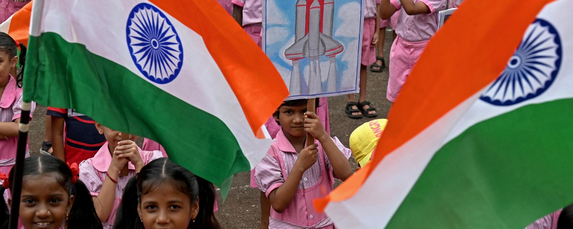  Дети держат флаги Индии и плакаты с Чандраян-3 в поддержку посадки модуля, Мумбаи - Sputnik Việt Nam, 1920, 25.08.2023