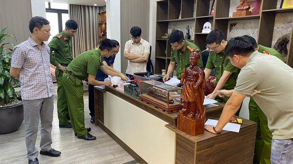 Cơ quan Cảnh sát điều tra Công an tỉnh Bắc Giang tiến hành khám xét khẩn cấp nơi làm việc của đối tượng Mạc Đăng Thanh - Sputnik Việt Nam