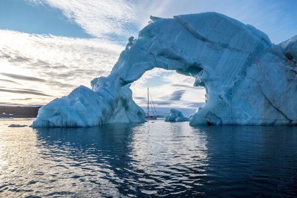 Tảng băng trôi và chiếc du thuyền «Alter Ego» ở ngoài khơi ven bờ một trong những hòn đảo thuộc quần đảo Vùng đất Franz Josef. - Sputnik Việt Nam