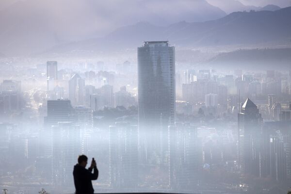 Người đàn ông chụp ảnh sương mù ở Santiago. - Sputnik Việt Nam