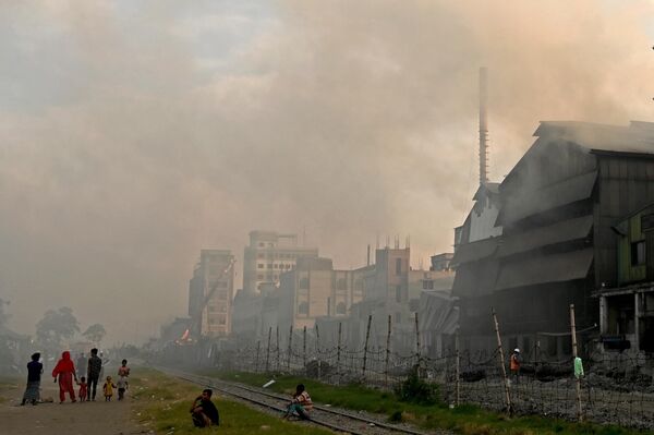 Khói bốc lên từ ống khói nhà máy thép ở Narayanganj, Bangladesh. - Sputnik Việt Nam
