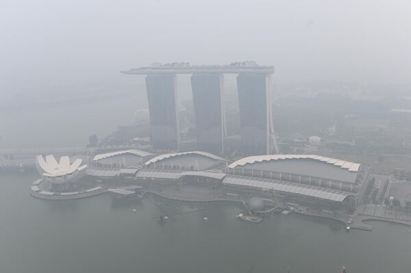 Khách sạn Marina Bay Sands ở Singapore chìm trong khói do cháy rừng ở Indonesia. - Sputnik Việt Nam