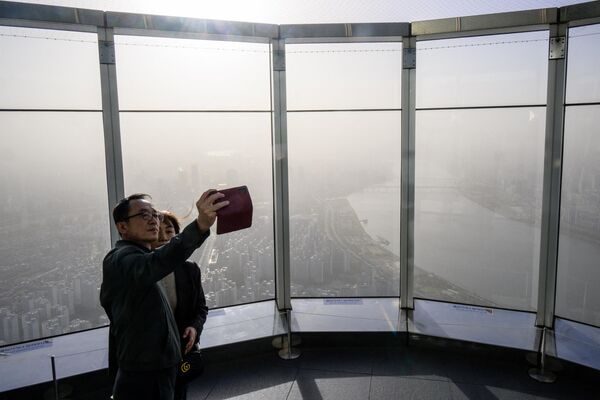 Người đàn ông và người phụ nữ chụp ảnh tự sướng giữa sương mù ở Seoul. - Sputnik Việt Nam