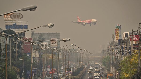 Chiếc máy bay hãng Air Asia hạ cánh xuống sân bay Quốc tế Chiang Mai trong tình trạng ô nhiễm không khí ở mức độ cao - Sputnik Việt Nam