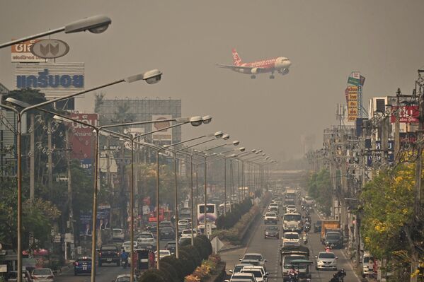 Chiếc máy bay hãng Air Asia hạ cánh xuống sân bay Quốc tế Chiang Mai trong tình trạng ô nhiễm không khí ở mức độ cao. - Sputnik Việt Nam