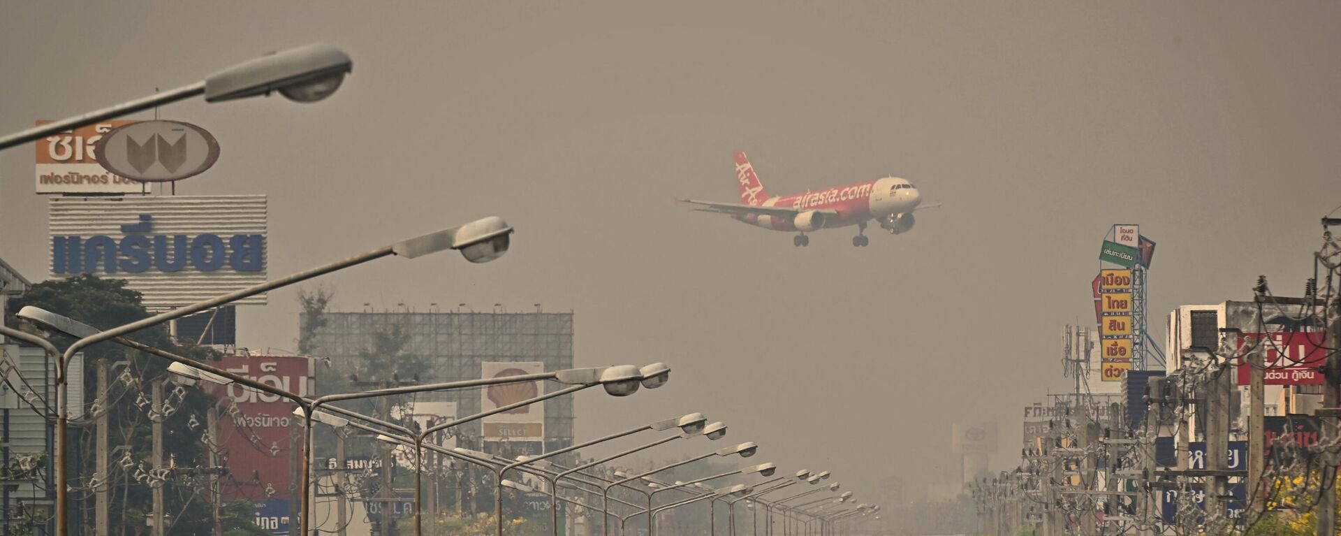 Chiếc máy bay hãng Air Asia hạ cánh xuống sân bay Quốc tế Chiang Mai trong tình trạng ô nhiễm không khí ở mức độ cao - Sputnik Việt Nam, 1920, 29.08.2023