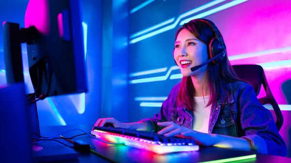 Cô gái gamer thủ phát trực tiếp trong trò chơi điện tử trực tuyến - Sputnik Việt Nam