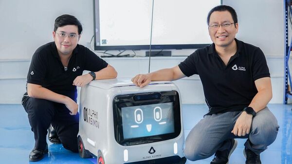 Tổng giám đốc Công ty Alpha Asimov Robotics Nguyễn Tuấn Anh (bên trái) và nhà đồng sáng lập Lê Anh Sơn (bên phải) - Sputnik Việt Nam