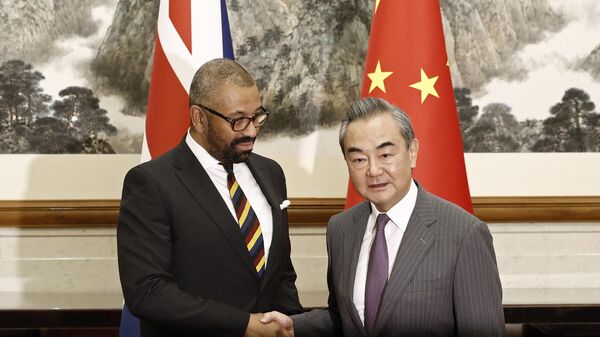 Ngoại trưởng Trung Quốc Vương Nghị trong cuộc gặp với Ngoại trưởng Anh James Cleverly  - Sputnik Việt Nam