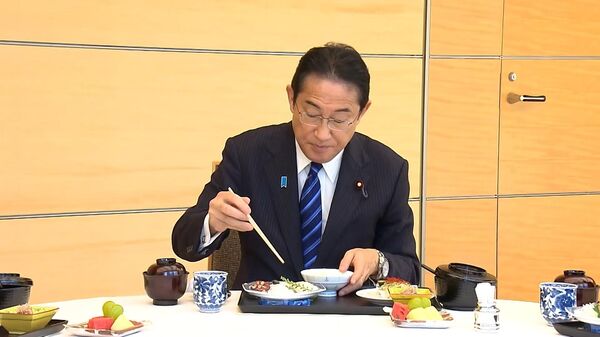 Thủ tướng Nhật Bản ăn cá từ tỉnh Fukushima sau tranh cãi về việc xả nước nhiễm phóng xạ đã qua xử lý - Sputnik Việt Nam