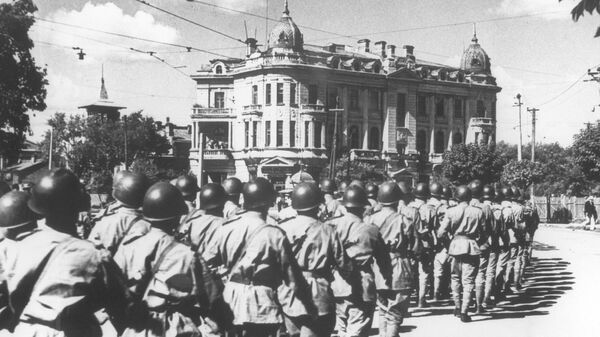 Quân đội Liên Xô đi dọc một trong các đường phố Cáp Nhĩ Tân (Đông Bắc Trung Quốc) - Sputnik Việt Nam