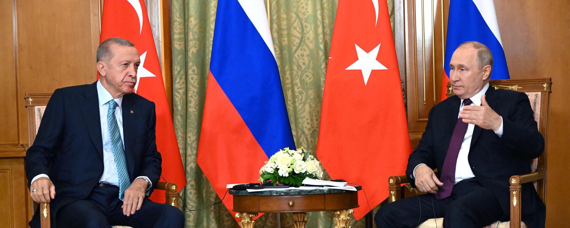 Cuộc đàm phán giữa hai Tổng thống Nga và Thổ Nhĩ Kỳ Vladimir Putin và Tayyip Erdogan ở Sochi  - Sputnik Việt Nam, 1920, 04.09.2023