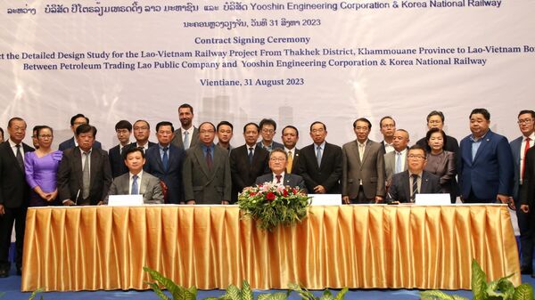 Chủ tịch công ty TNHH Thương mại Dầu khí Lào Chanthone Sitthixay và Chủ tịch Tập đoàn Kỹ thuật Yooshin, ông Chon Kyung-soon cùng với Giám đốc điều hành Đường sắt Quốc gia Hàn Quốc Park Jin-Hyun ký thỏa thuận hợp tác về dự án đường sắt  - Sputnik Việt Nam