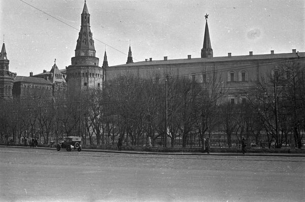 Quang cảnh Vườn Alexandr và Điện Kremlin từ Quảng trường Manezhnaya. Moskva, 1937 - Sputnik Việt Nam