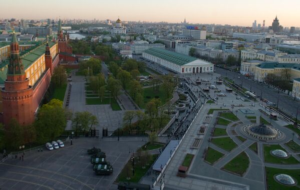 Quang cảnh các tòa tháp Điện Kremlin ở Moskva, Vườn Alexandr và Quảng trường Manezhnaya - Sputnik Việt Nam