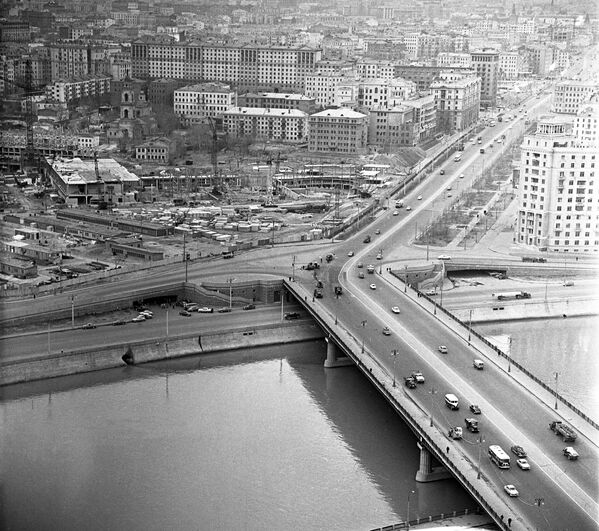 Quang cảnh công trường xây dựng tòa nhà Hội đồng tương trợ kinh tế và cầu Novoarbatsky, 1965 - Sputnik Việt Nam